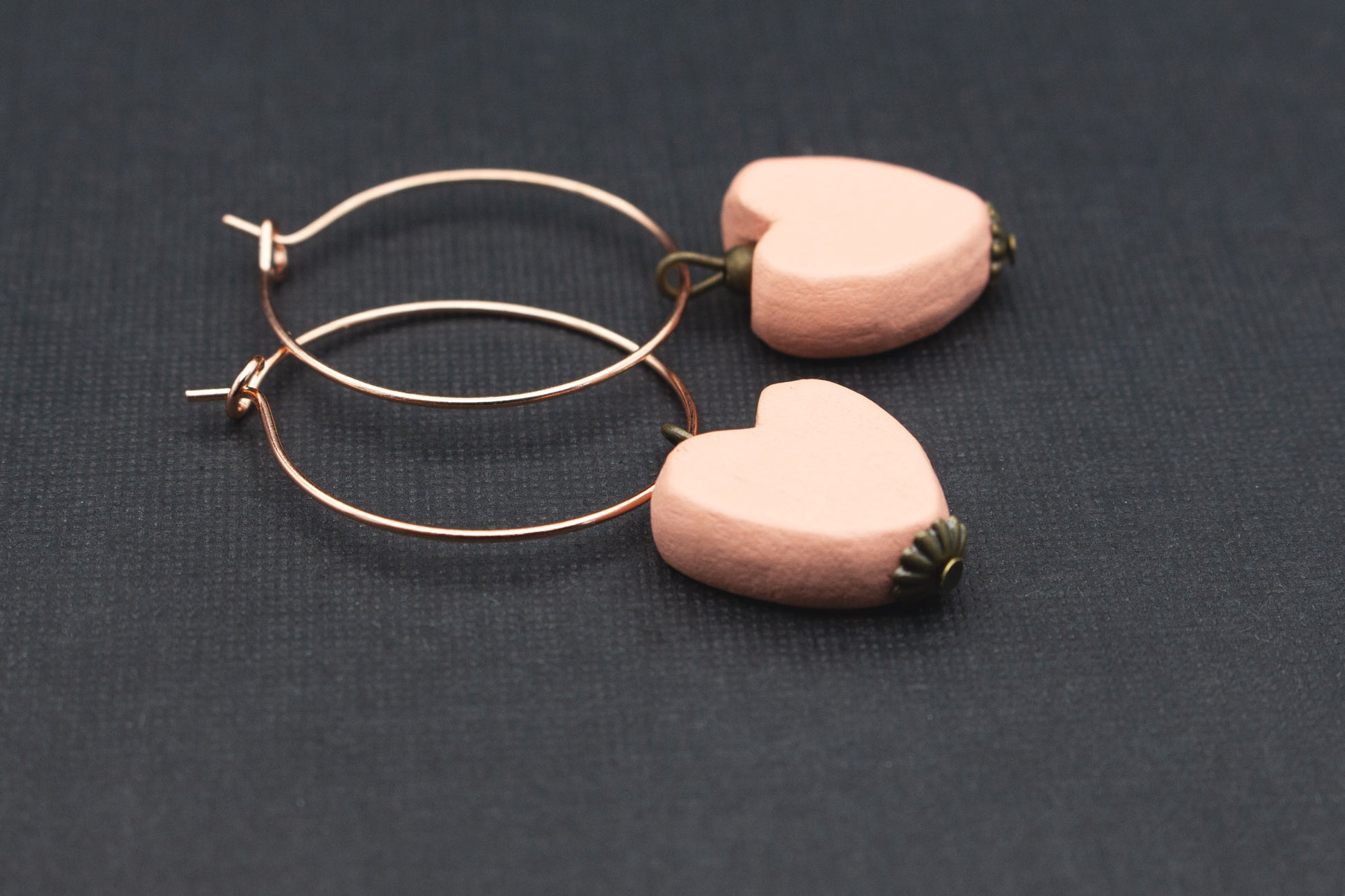 Romantische Creolen mit rosa Holzherzen – filigraner Schmuck in Roségold