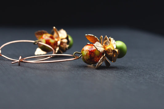 Creolen Ohrringe Roségold mit Blüten und Perlen in Olivgrün – romantischer Schmuck