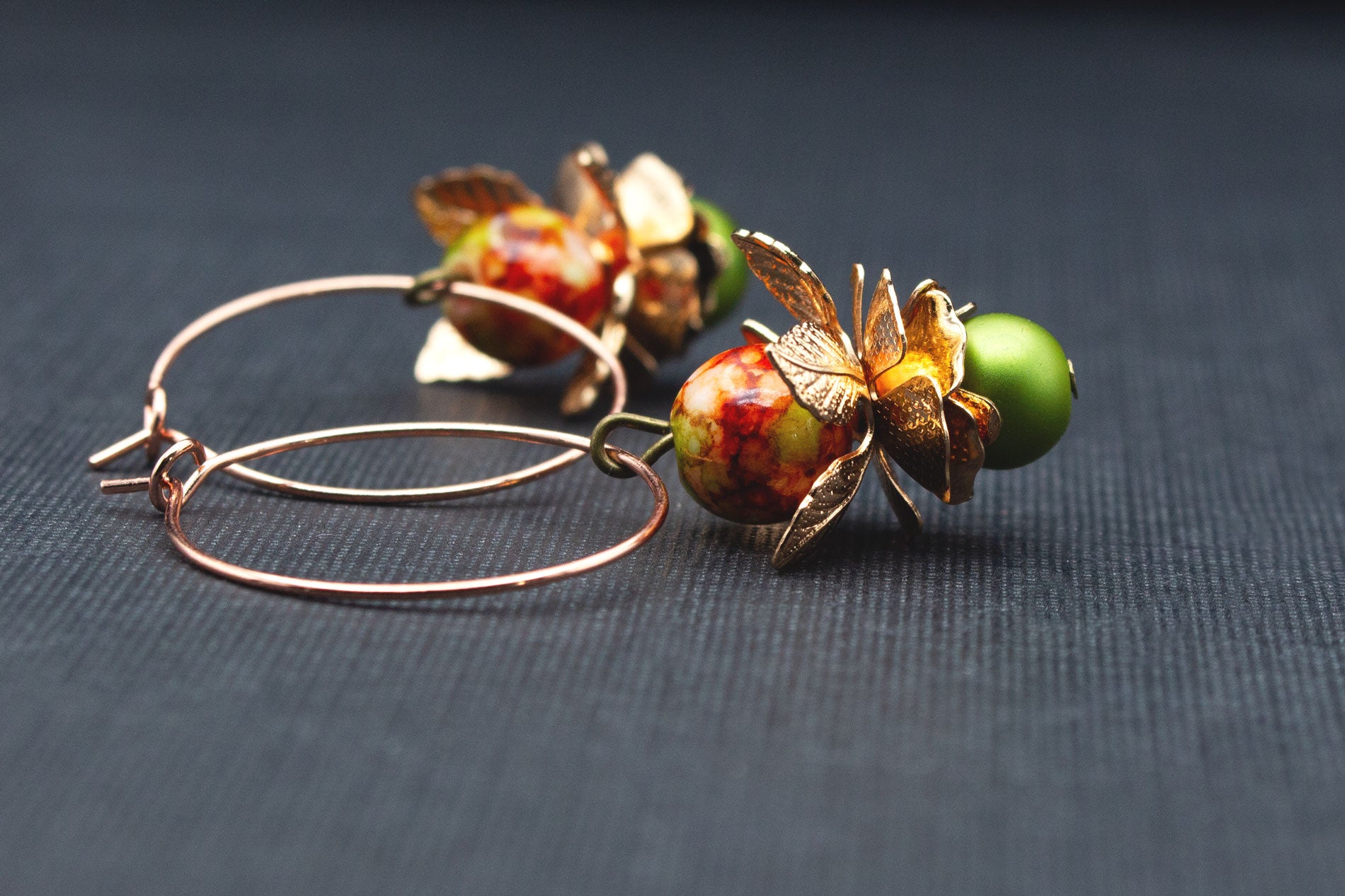Creolen in Roségold mit Blüten und Perlen – stilvoller Ohrschmuck romantisch elegant