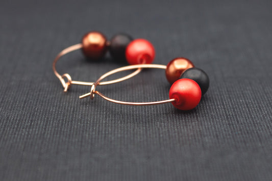 Creolen Ohrringe Roségold mit roten schwarzen braunen Perlen – elegante Ohrhänger