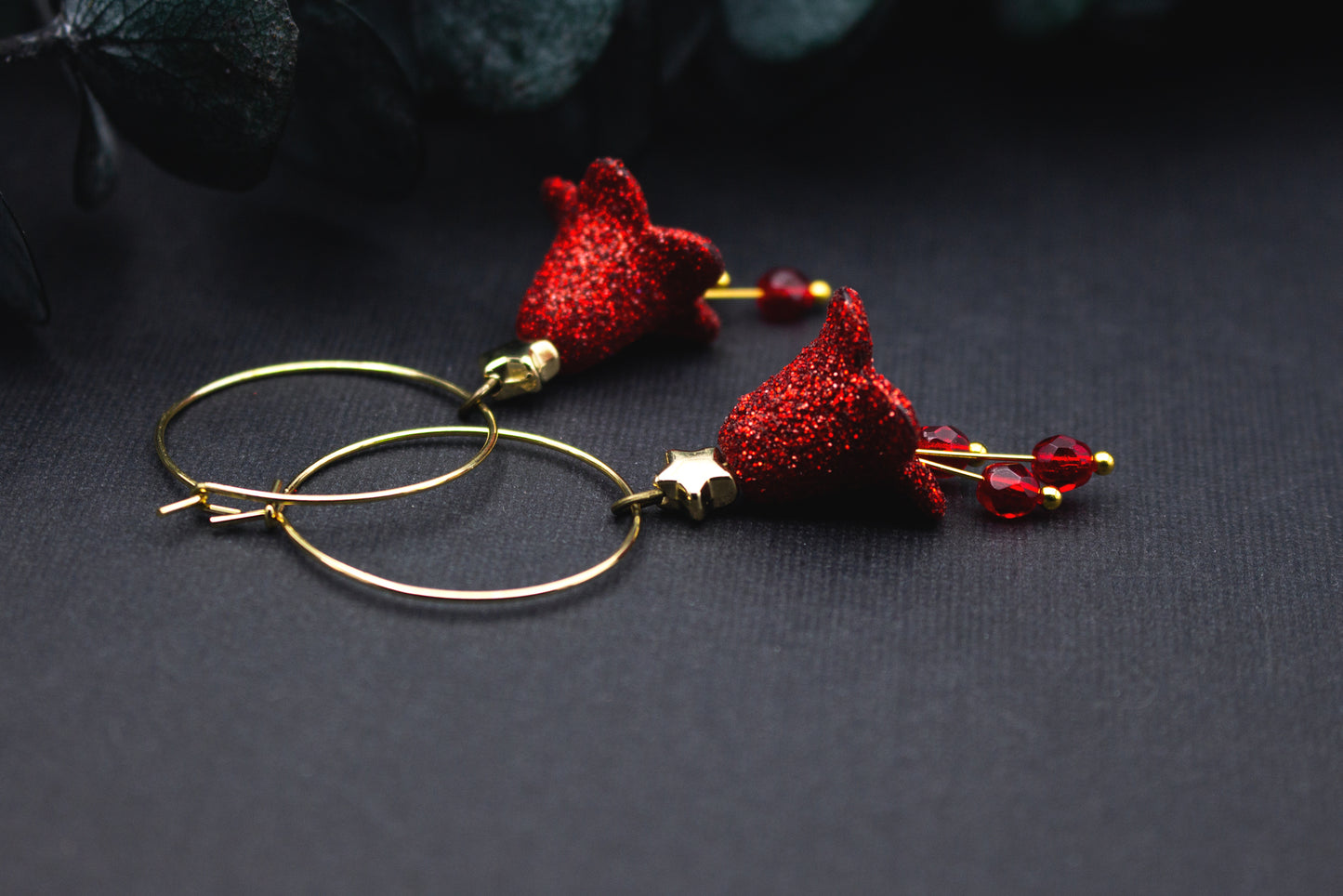 Lange Creolen Ohrringe mit rotem Glitzer, Blütenanhänger, Stern-Element und Glasperlen in Goldoptik, handgefertigtes Design mit lebendiger Bewegung