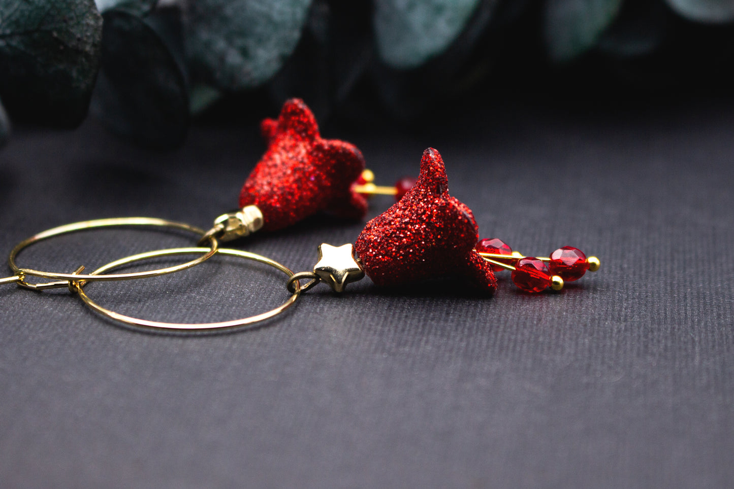 Creolen Ohrringe rot und gold mit funkelnder Blüte aus Glitzermaterial, Stern über der Blüte und Glasperlen, ausdrucksstarker Schmuck für Alltag und Anlass