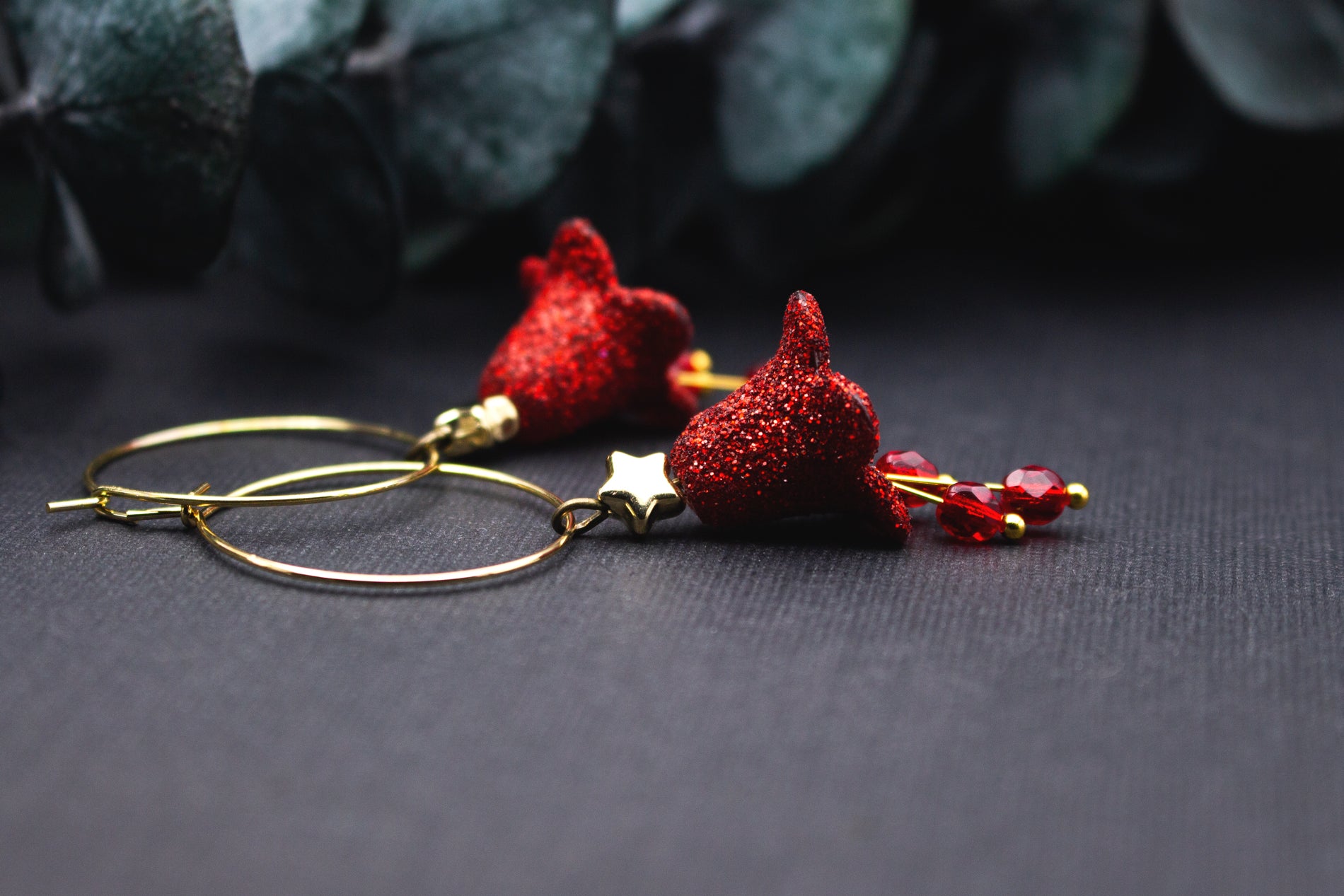 Rote Glitzer Creolen mit kelchförmiger Blüte, goldfarbenem Stern-Detail und facettierten Glasperlen, handgefertigter Schmuck mit Vintage-Charakter