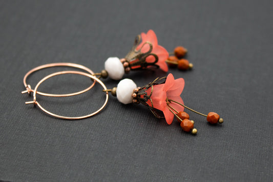 Creolen Ohrringe in Rot und Roségold mit Blüten und Glasperlen – romantischer Ohrschmuck im Vintage-Stil