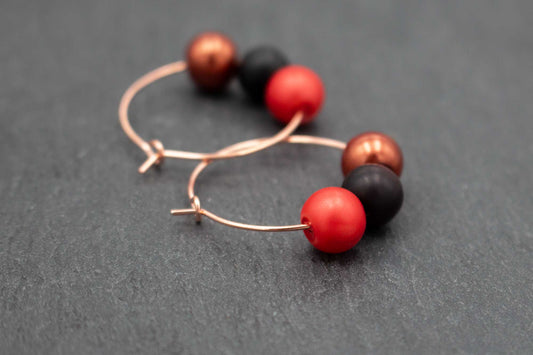 Creolen Ohrringe in Rot Schwarz Braun Roségold mit Perlen – moderner Ohrschmuck für Damen