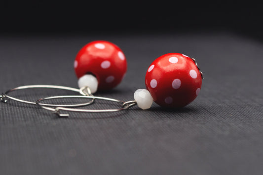 Creolen Ohrringe Rot Weiß Punkte – Retro Ohrschmuck mit Holzperlen im Rockabilly Stil