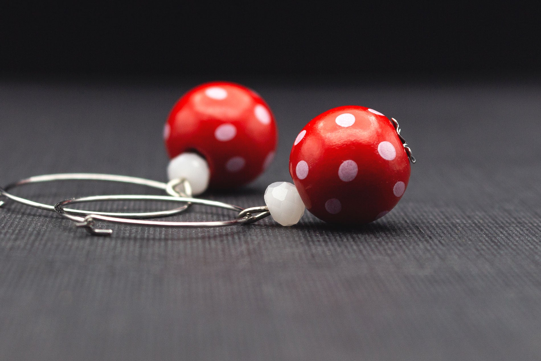 Creolen Ohrringe Holzperlen Rot Weiß – stylischer Ohrschmuck im 50ies Vintage Look