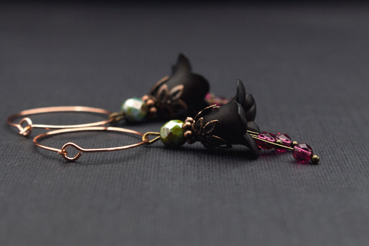 Creolen Ohrringe mit Blüten in Schwarz und Gold – eleganter Boho Schmuck