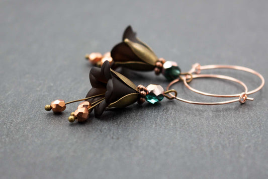 Creolen Ohrringe in Schwarz und Kupfer mit Blüten und Glasperlen – eleganter Ohrschmuck für Damen