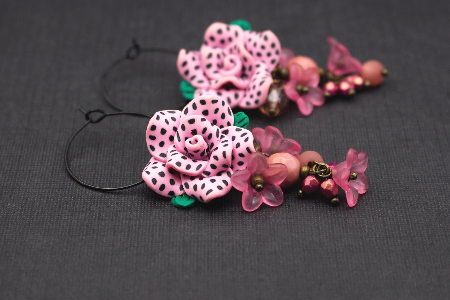 Creolen Ohrringe Schwarz Rosa mit Fimo-Blume – verspielter Schmuck im Boho-Stil für Frauen