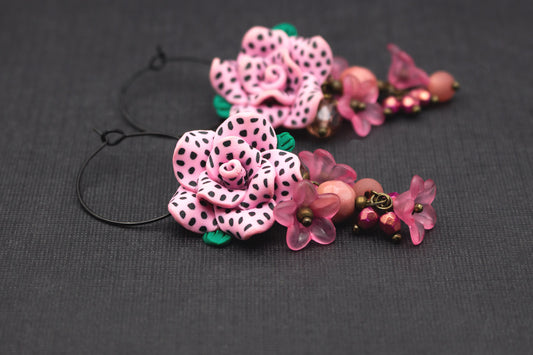 Creolen Ohrringe Schwarz Rosa mit Fimo-Blume – verspielter Schmuck im Boho-Stil für Frauen