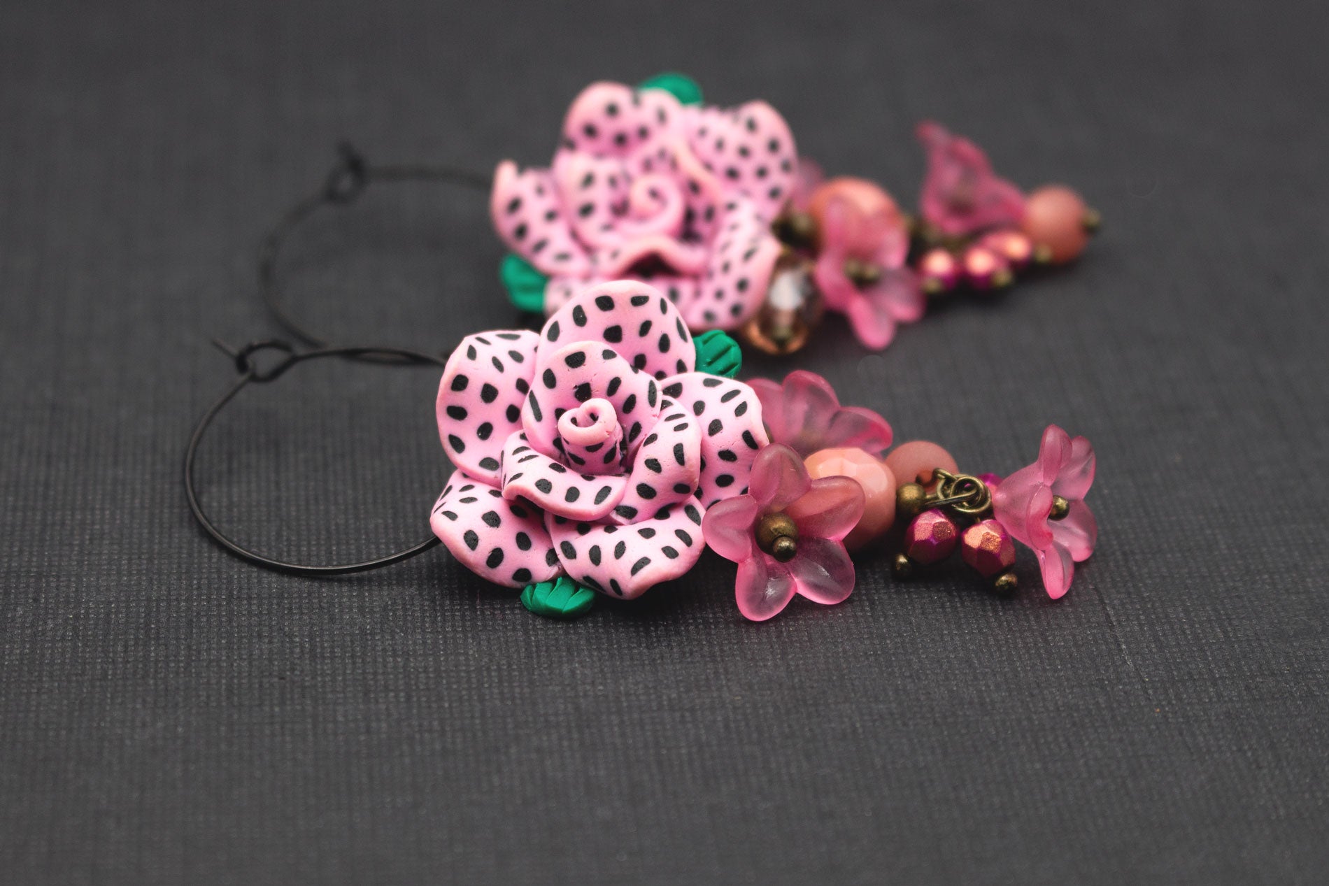 Handgemachte Creolen Schwarz Rosa – Fimo-Blume mit Glasperlen in Rosa und Pink, romantischer Schmuck