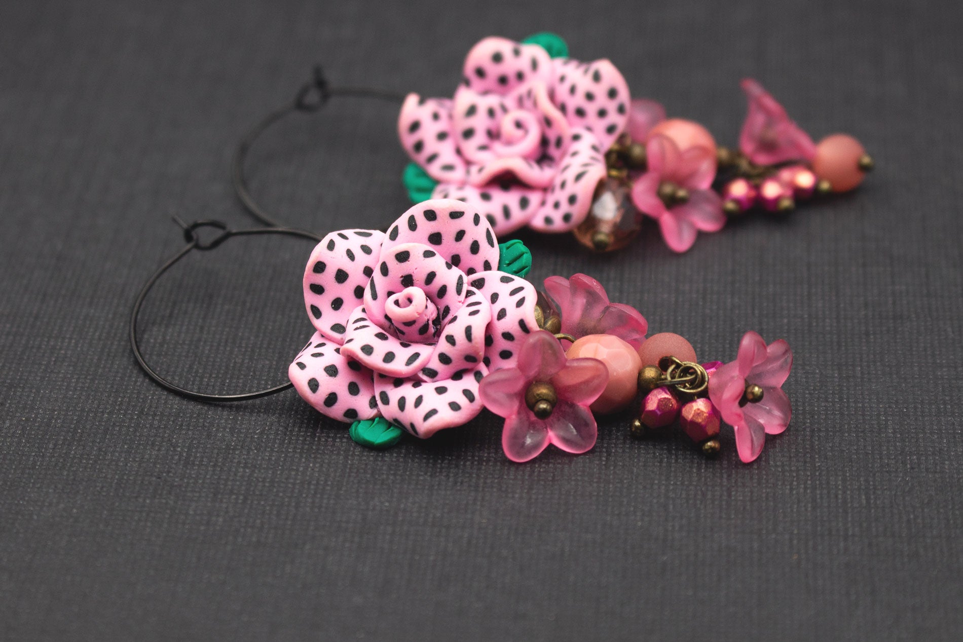Schwarze Creolen Ohrringe mit Rosa Fimo-Blume und Glasperlen – einzigartiger Ohrschmuck für Frauen