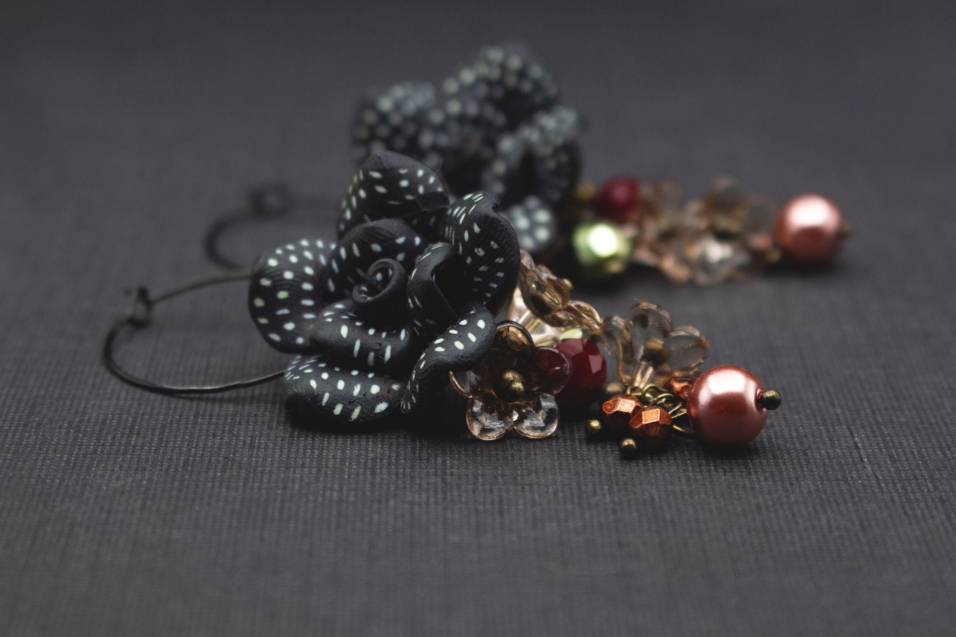 Elegante Creolen-Ohrringe mit Fimo-Blüten und Glasperlen in Herbstfarben