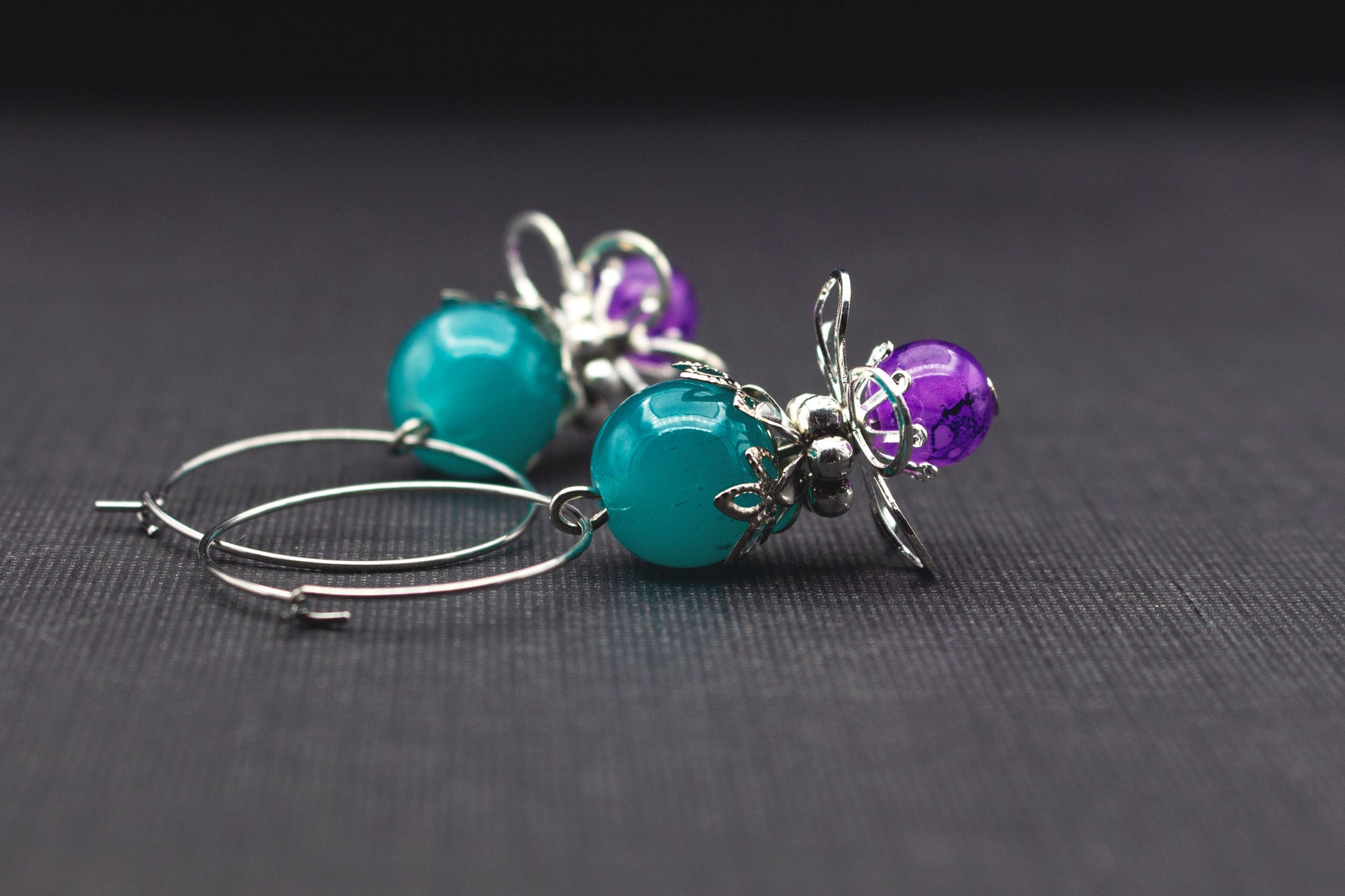 Creolen Ohrringe Silber mit Türkis und Lila Glasperlen – moderner Schmuck mit Metallblüten
