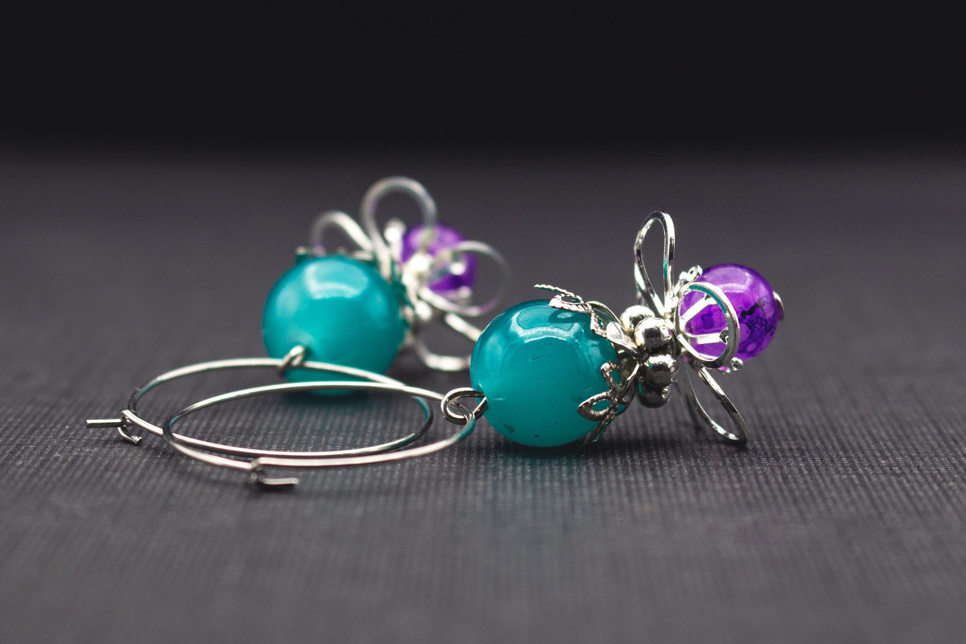 Silberne Creolen mit Glasperlen in Türkis und Lila – stilvoller Schmuck für Frauen