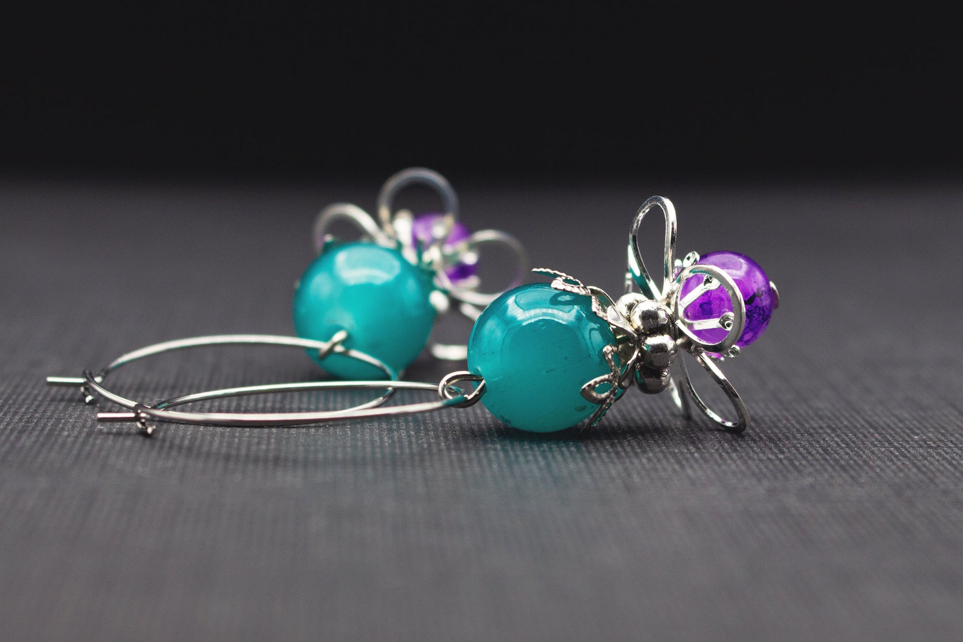 Creolen Ohrringe Türkis Lila Silber – moderner Schmuck mit floralen Details