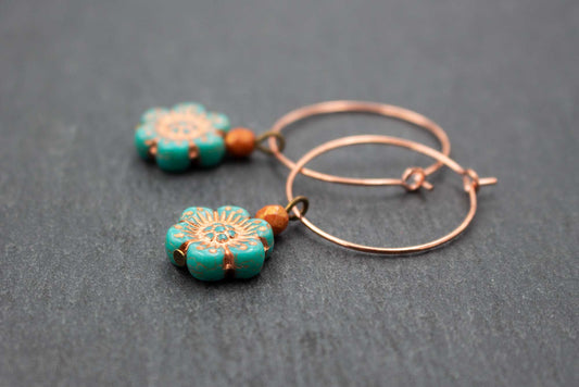 Creolen Ohrringe in Türkis und Roségold mit Blumenanhängern – verspielter Ohrschmuck für Damen