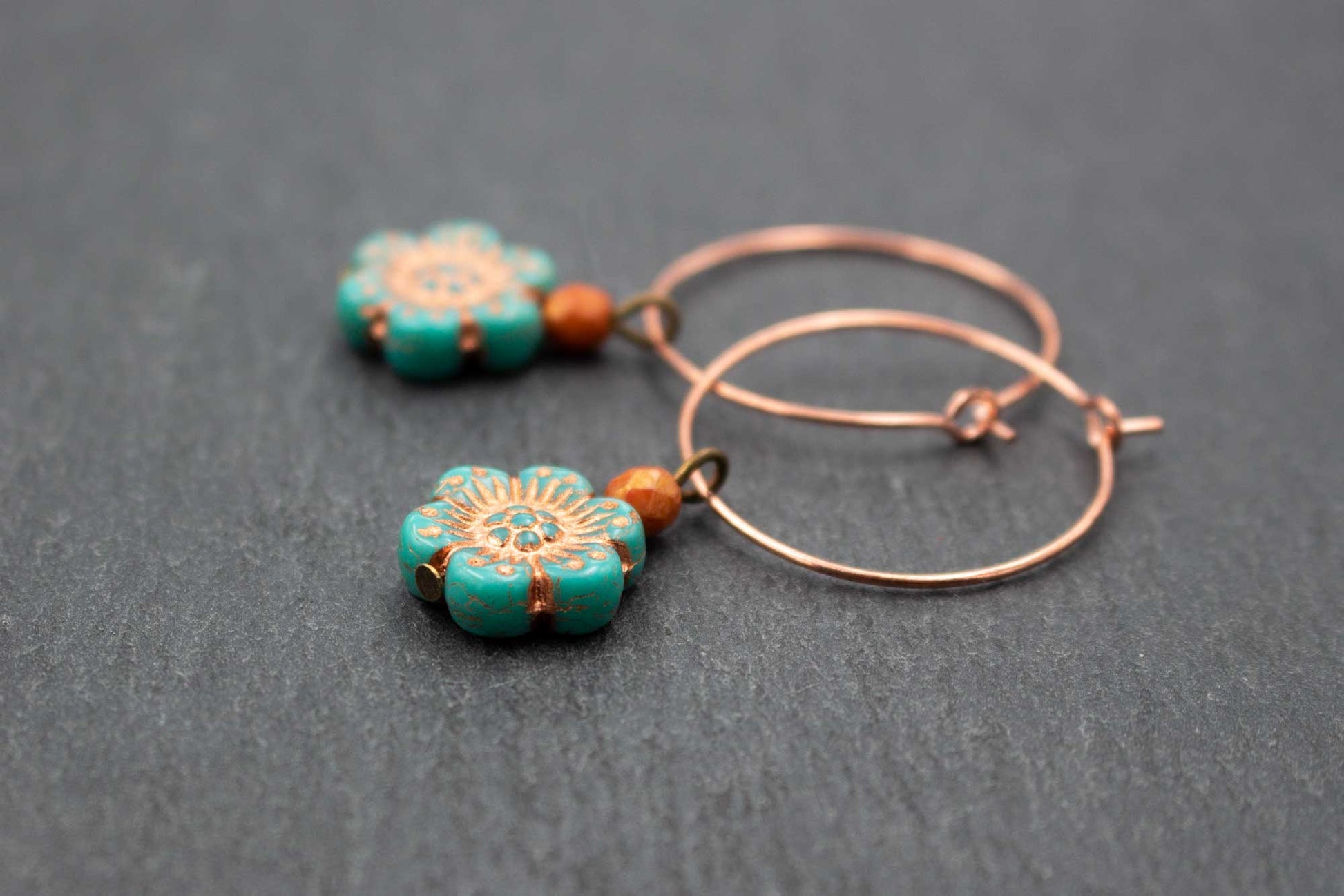 Verspielte Creolen Ohrringe Türkis Roségold mit Blumen – sommerlicher Ohrschmuck im modernen Design