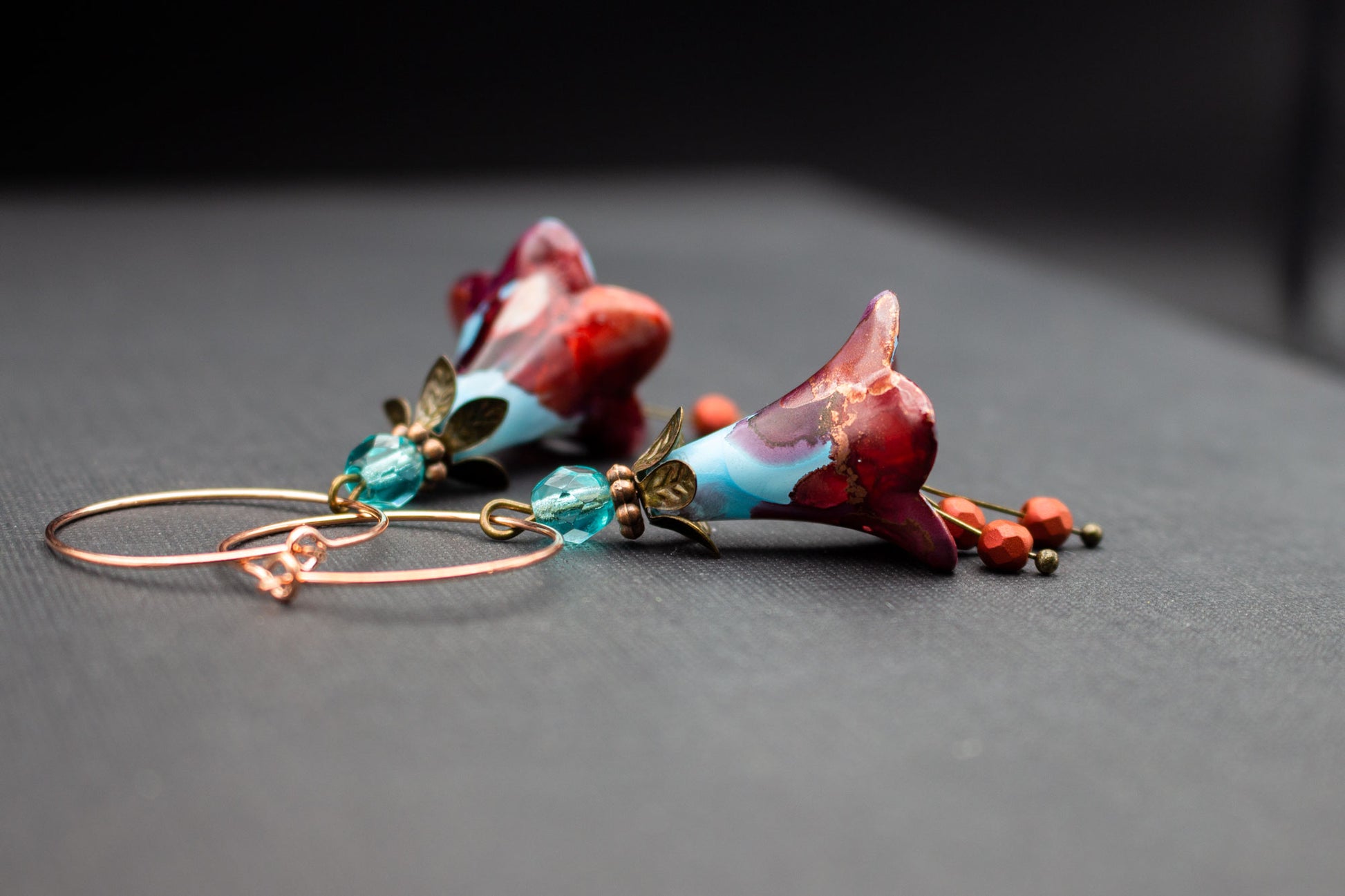 Creolen Ohrringe mit Blüten in Türkis und Rot – handbemalter Schmuck in Roségold