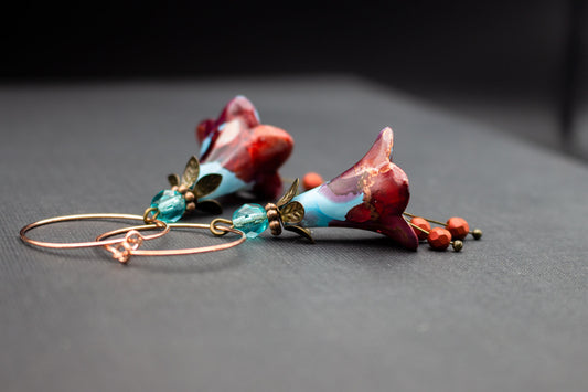 Creolen Ohrringe mit Blüten in Türkis und Rot – handbemalter Schmuck in Roségold