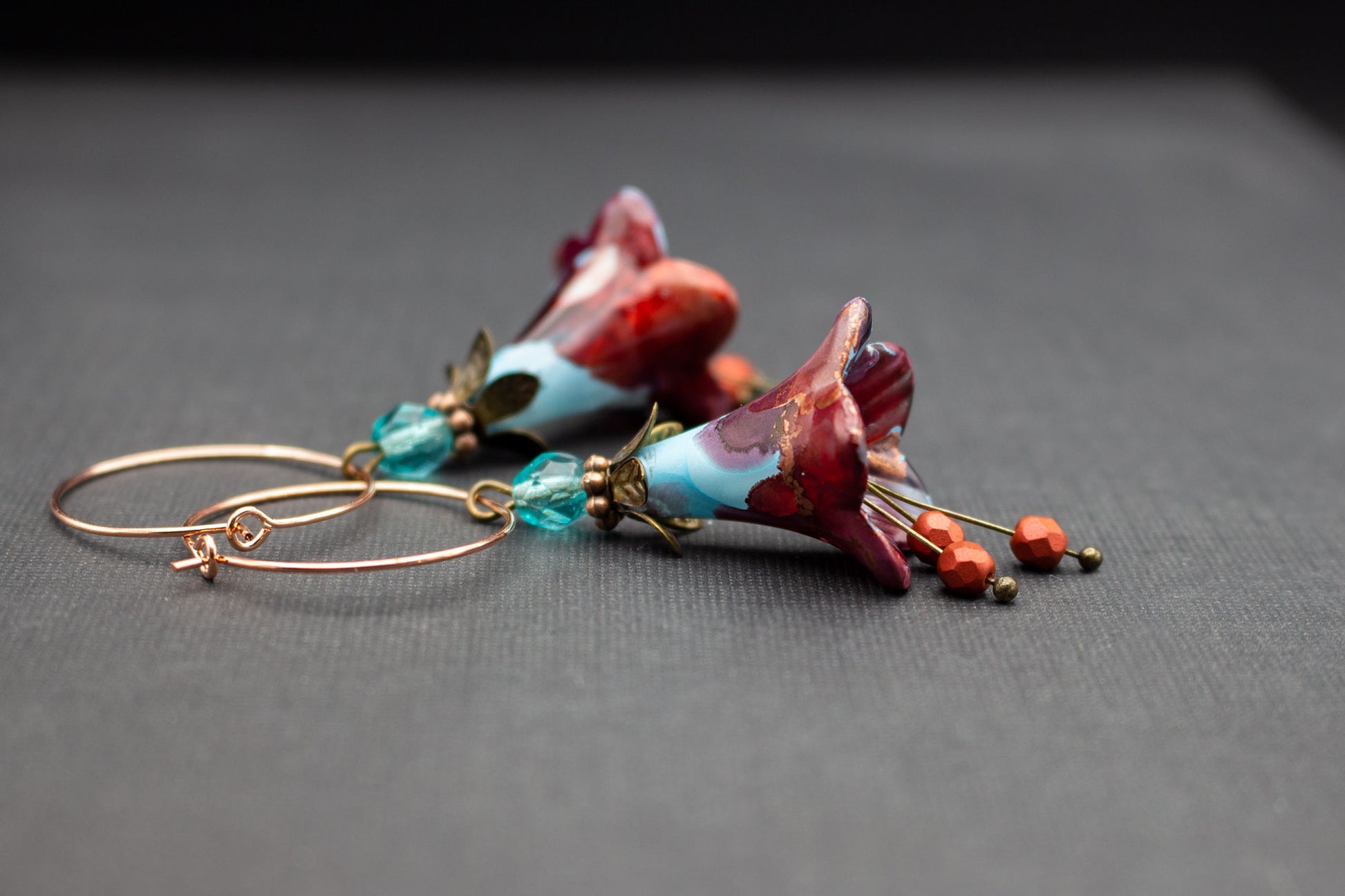 Ausdrucksstarke Creolen in Türkis und Rot mit Glasperlen – eleganter Boho Schmuck