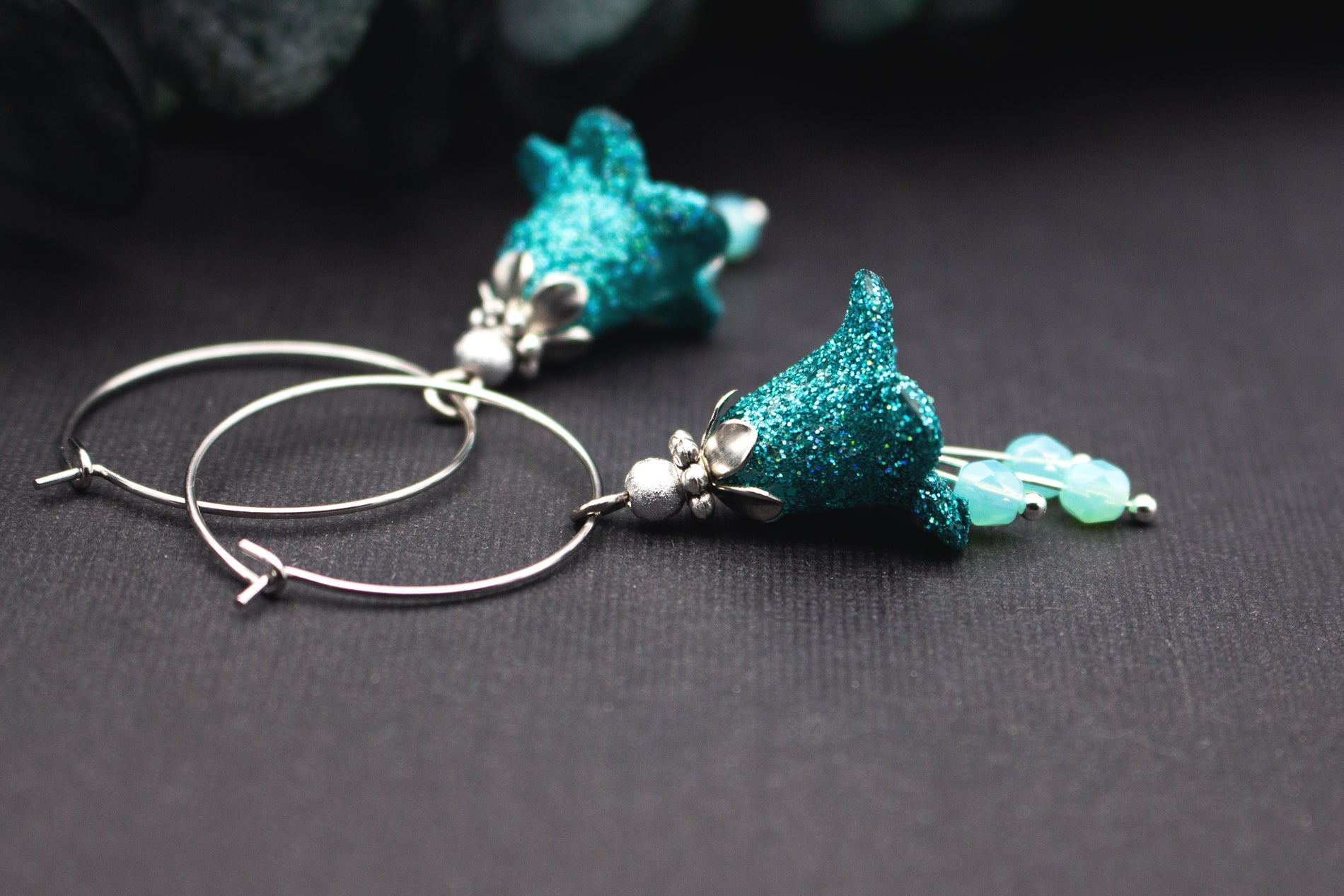 Creolen Ohrringe türkis und silber mit glitzerndem Anhänger in Tropfenform und zarten Glasperlen, eleganter Schmuck für Alltag und Sommer