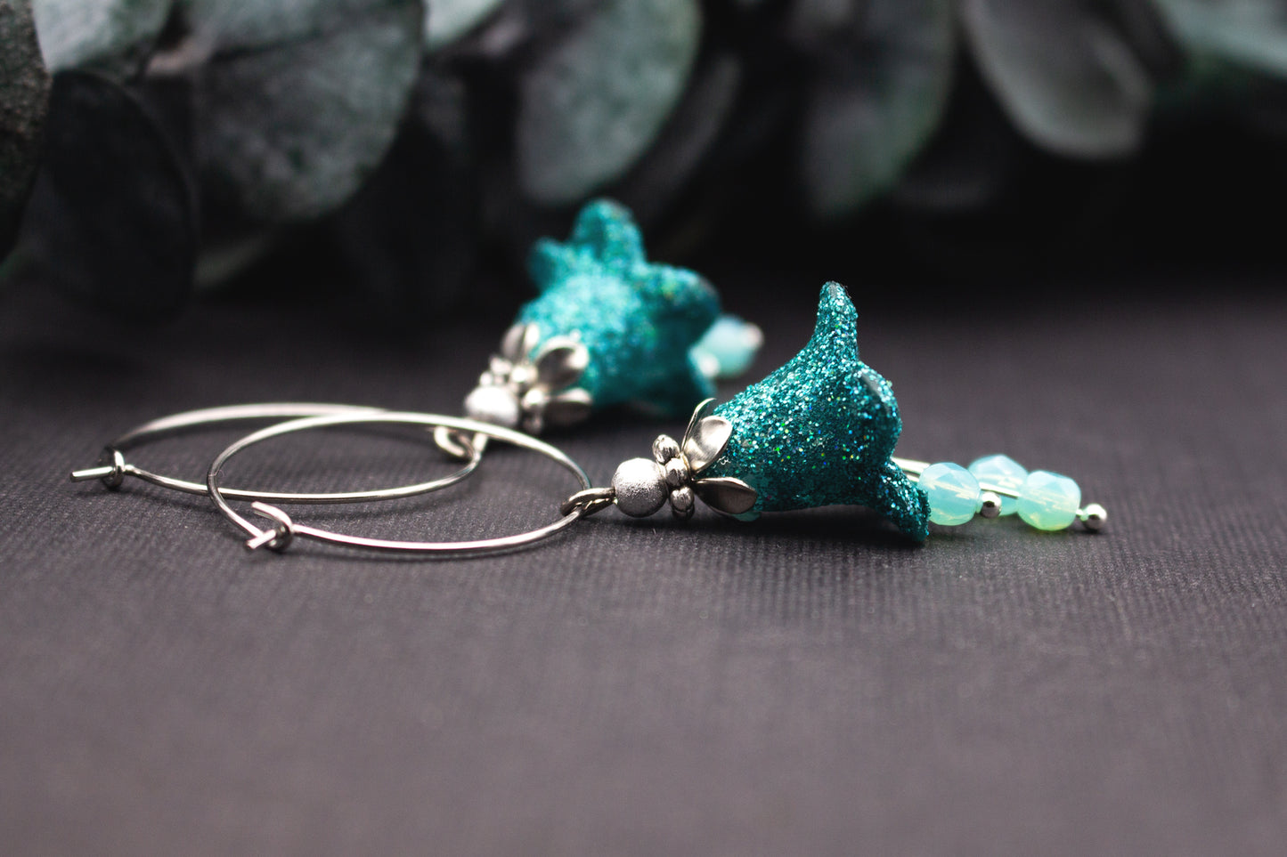 Türkise Glitzer Creolen mit kelchförmigem Anhänger und mehreren Glasperlen in Silberoptik, handgefertigter Schmuck mit frischer Farbwirkung