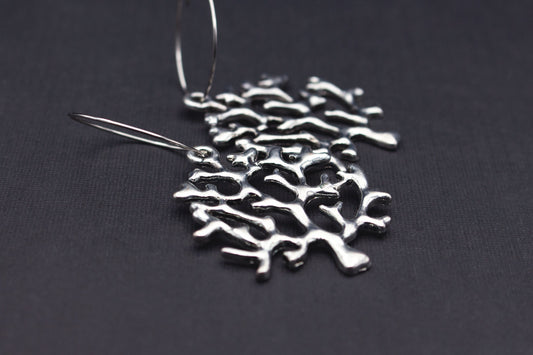 Silberfarbene Creolen mit filigranem Baum-Anhänger, modernes und symbolträchtiges Design, edle Ohrringe als Geschenk