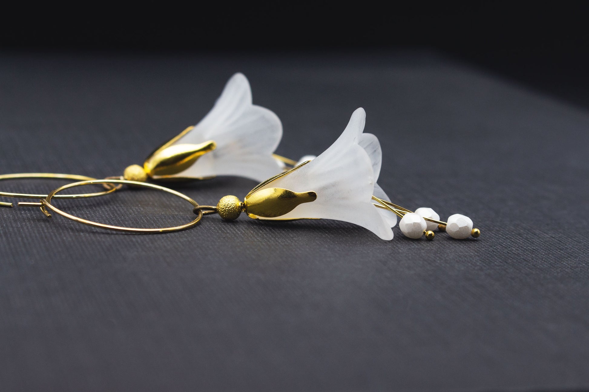 Goldfarbene Creolen mit weißen Blüten und Glasperlen – eleganter Brautschmuck