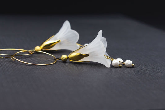 Goldfarbene Creolen mit weißen Blüten und Glasperlen – eleganter Brautschmuck