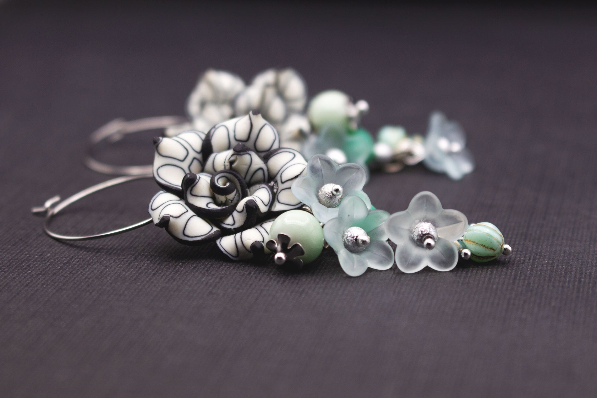Creolen mit Blüten in Weiß, Mint und Hellblau, silberfarben, mit Glasperlen