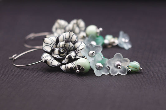 Creolen mit Blüten in Weiß, Mint und Hellblau, silberfarben, mit Glasperlen