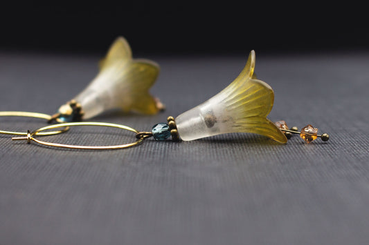 Creolen mit Blüten in Weiß und Olivgrün, goldfarben, mit Glasperlen
