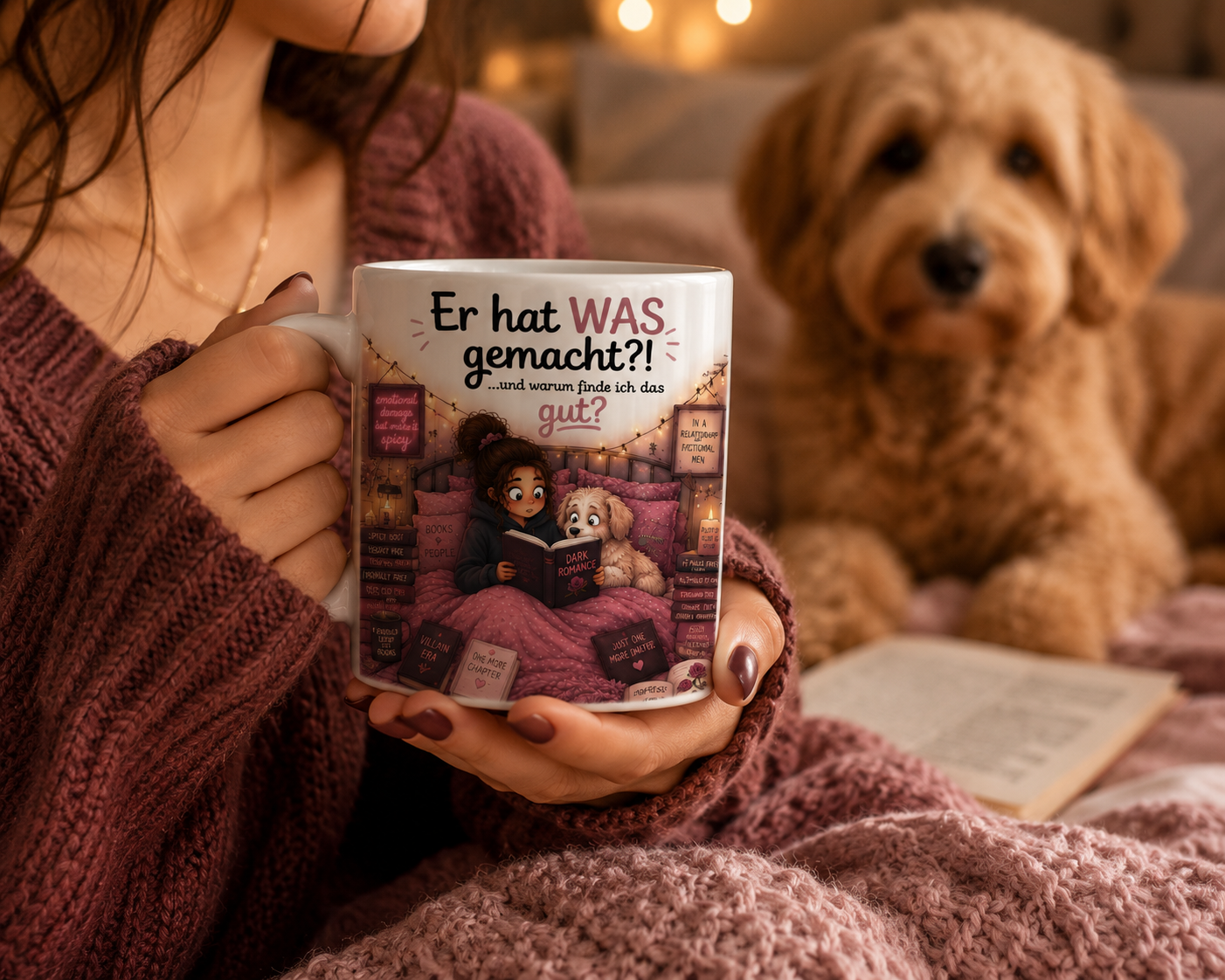 Frau liest Dark Romance Buch mit Hund auf dem Sofa, daneben Coffee Mug für Book Lover und Leseratten