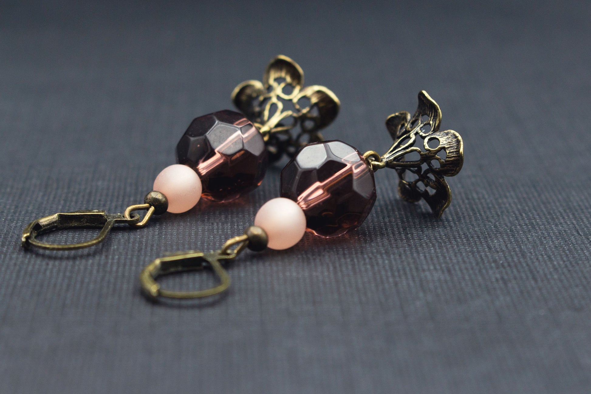 Detailansicht roséfarbene Perlen Ohrringe mit filigranen Blüten, elegante Handarbeit