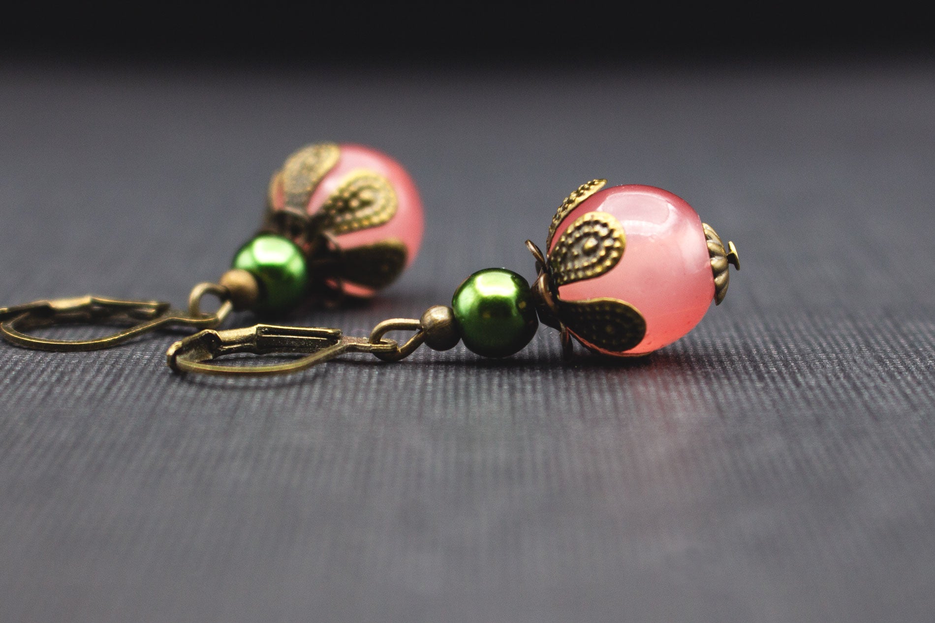 Detailansicht romantische Ohrringe mit Glasperlen in Apricot, Rosé und Olivgrün, elegante Handarbeit im Vintage-Design