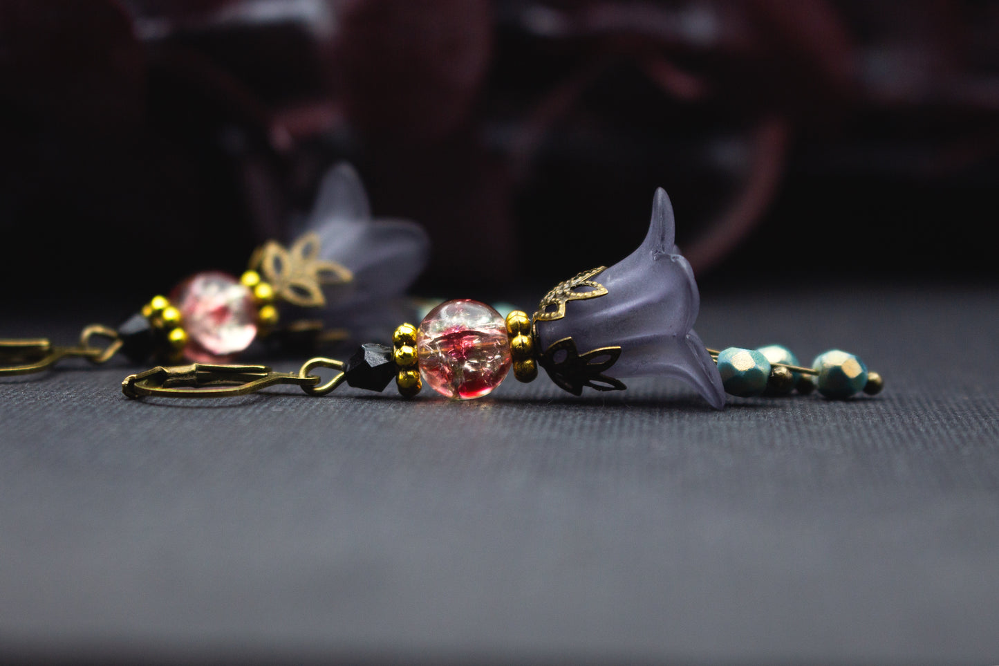 Blütenohrringe grau gold aus Glas und Acryl – romantische Damenohrringe mit roséfarbenen Perlen von Noah meets Scottie