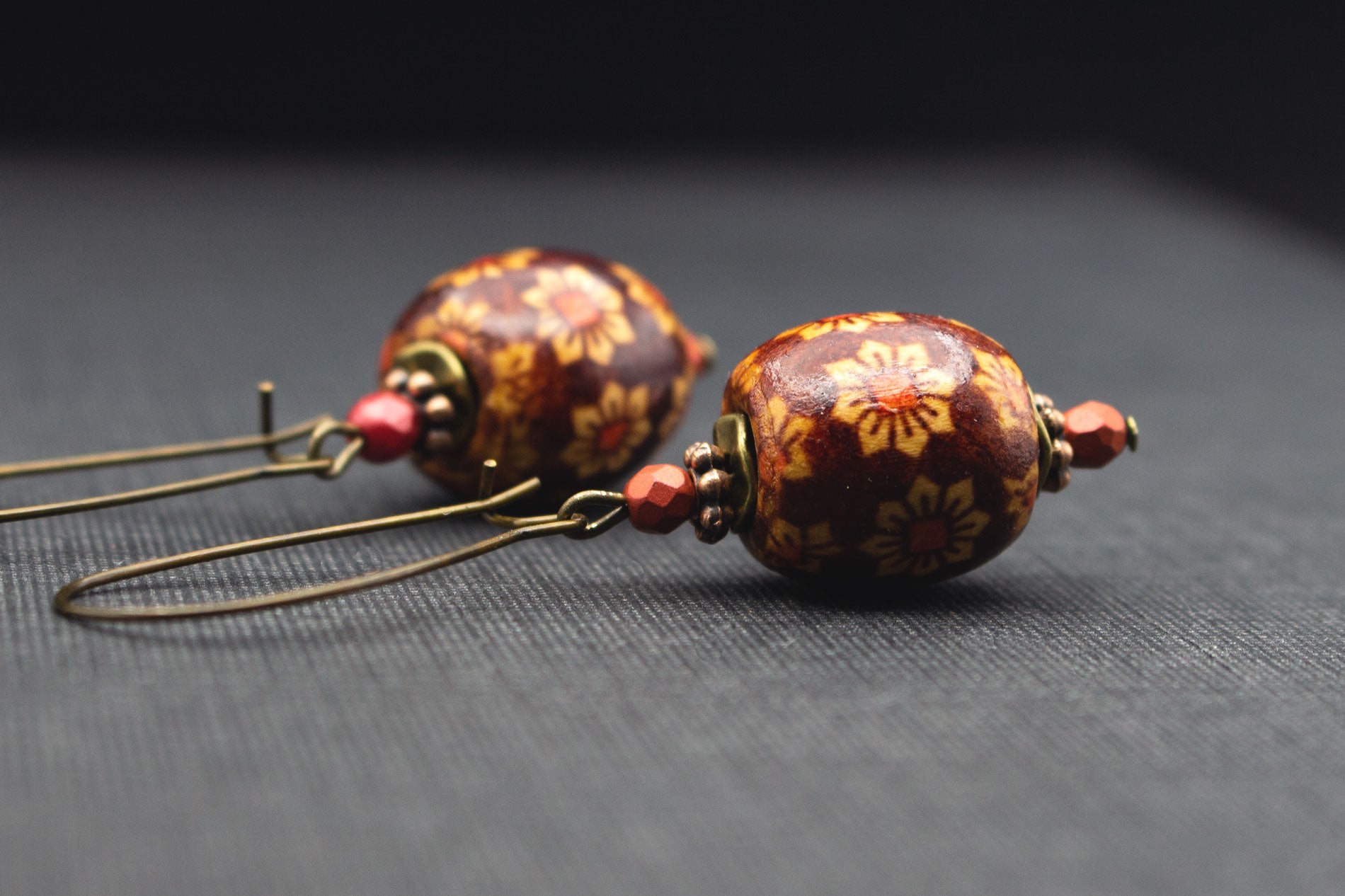 Ethno Schmuck Holzohrringe mit Blumenmuster und Glasperlen in Kupferrot – handgefertigter Natur Ohrschmuck