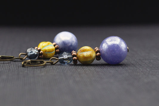 Ethno Ohrringe Lila und Senfgelb mit Glasperlen – moderner Boho Schmuck