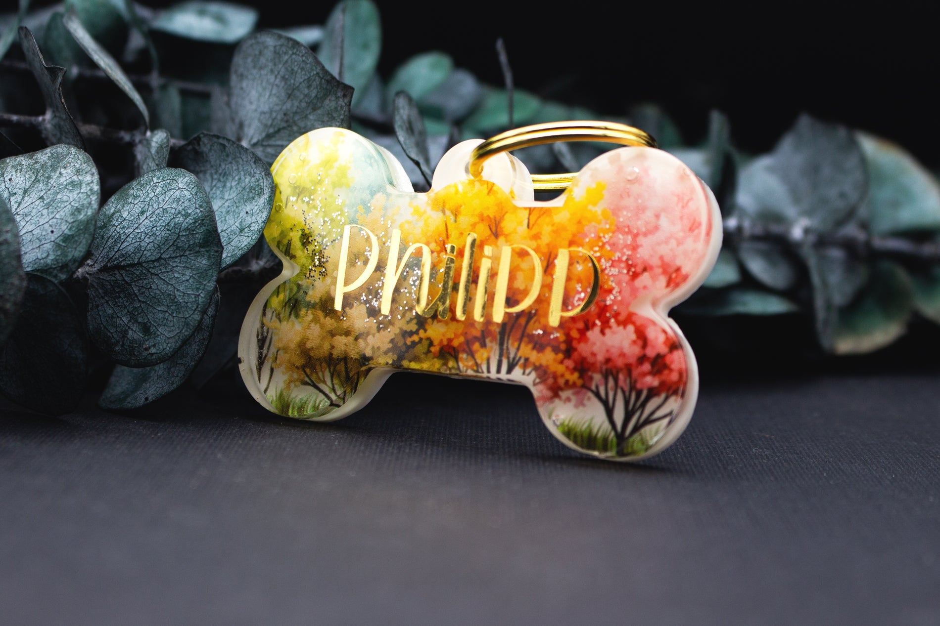 Personalisierte Hundemarke FARBENWALD mit Waldlandschaft, Name aufgebracht und versiegelt, Resin Hundemarke für Hunde