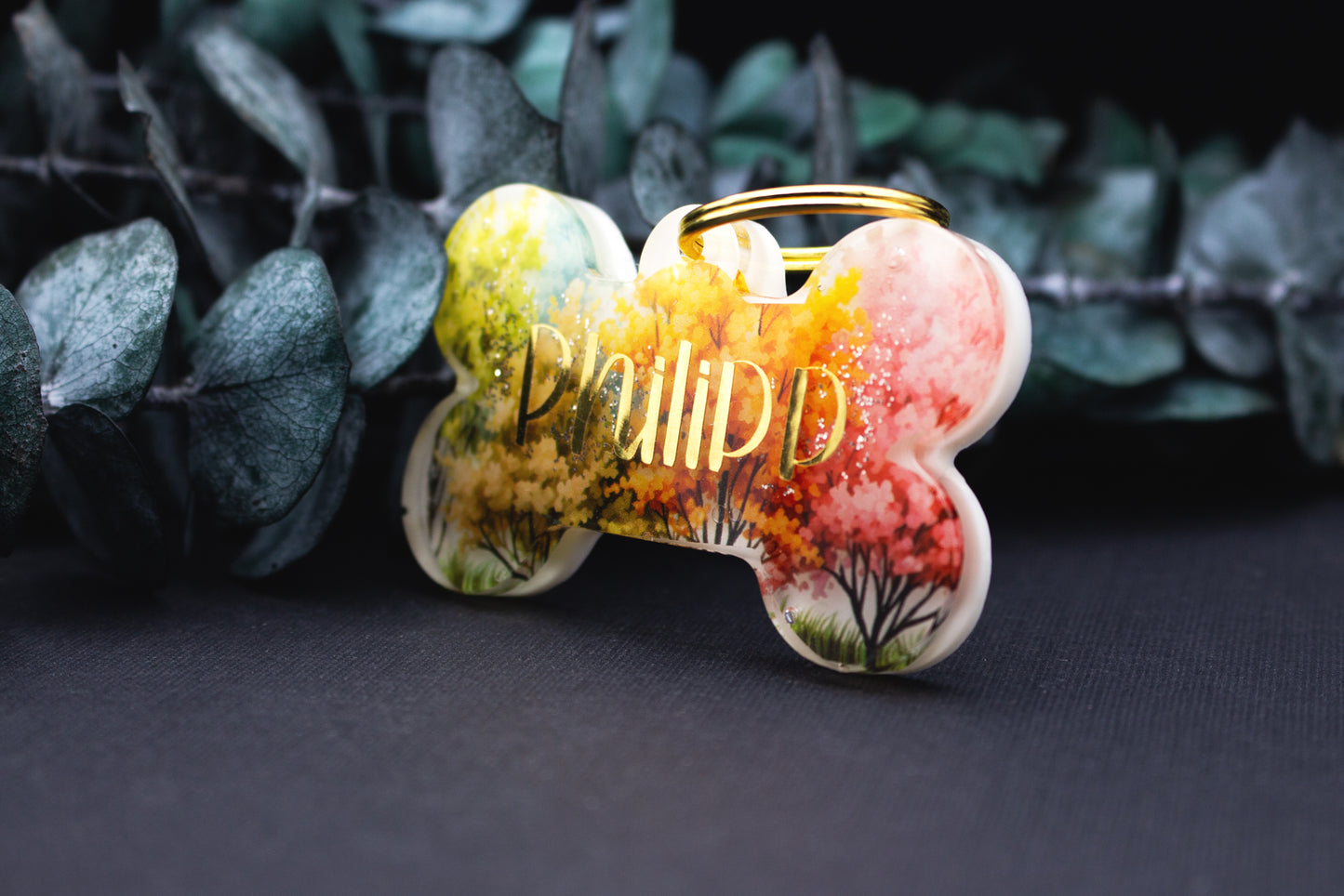 Resin Hundemarke FARBENWALD mit farbstarkem Naturmotiv in Gelb, Grün und Pink, Unikat mit individueller Beschriftung