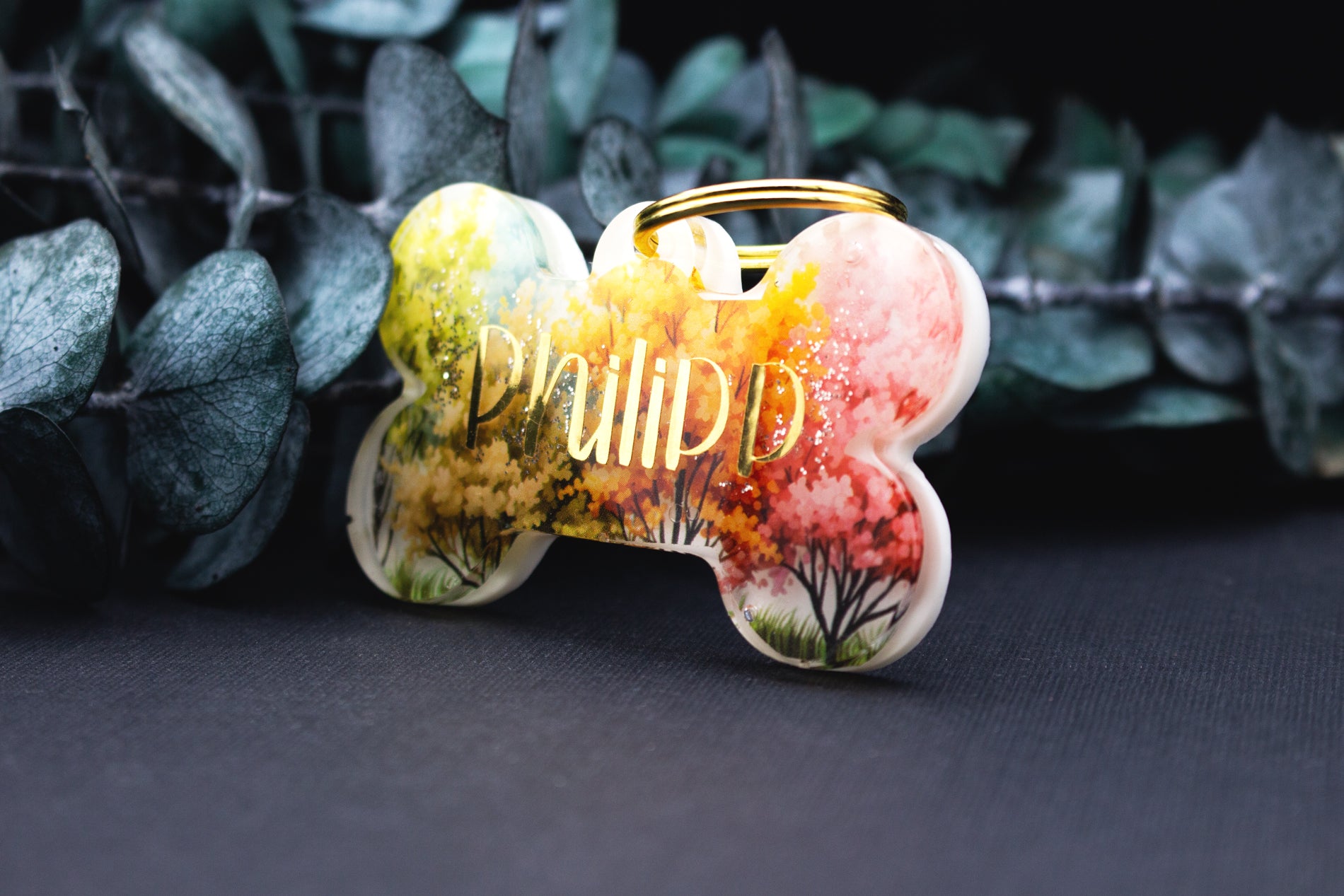 Hundemarke FARBENWALD aus Resin mit buntem Waldmotiv und Farbverlauf, personalisierbarer Hundeanhänger, wetterfestes Unikat