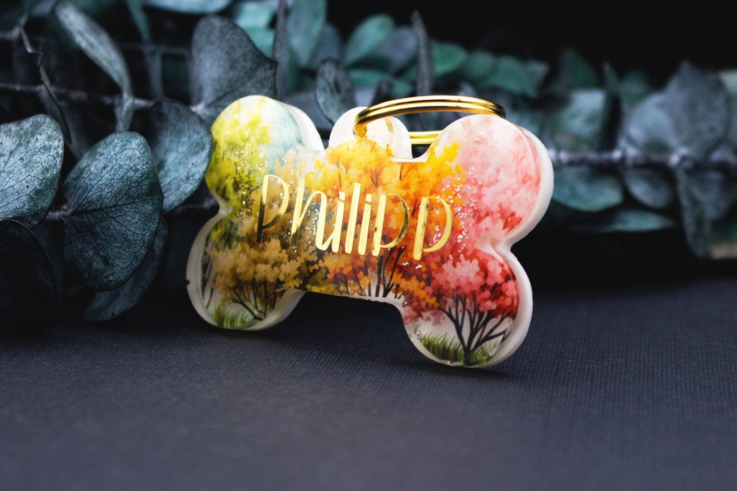 Einzigartige Resin Hundemarke FARBENWALD mit buntem Walddesign, Name und Telefonnummer möglich, wetterfestes Unikat für Hunde