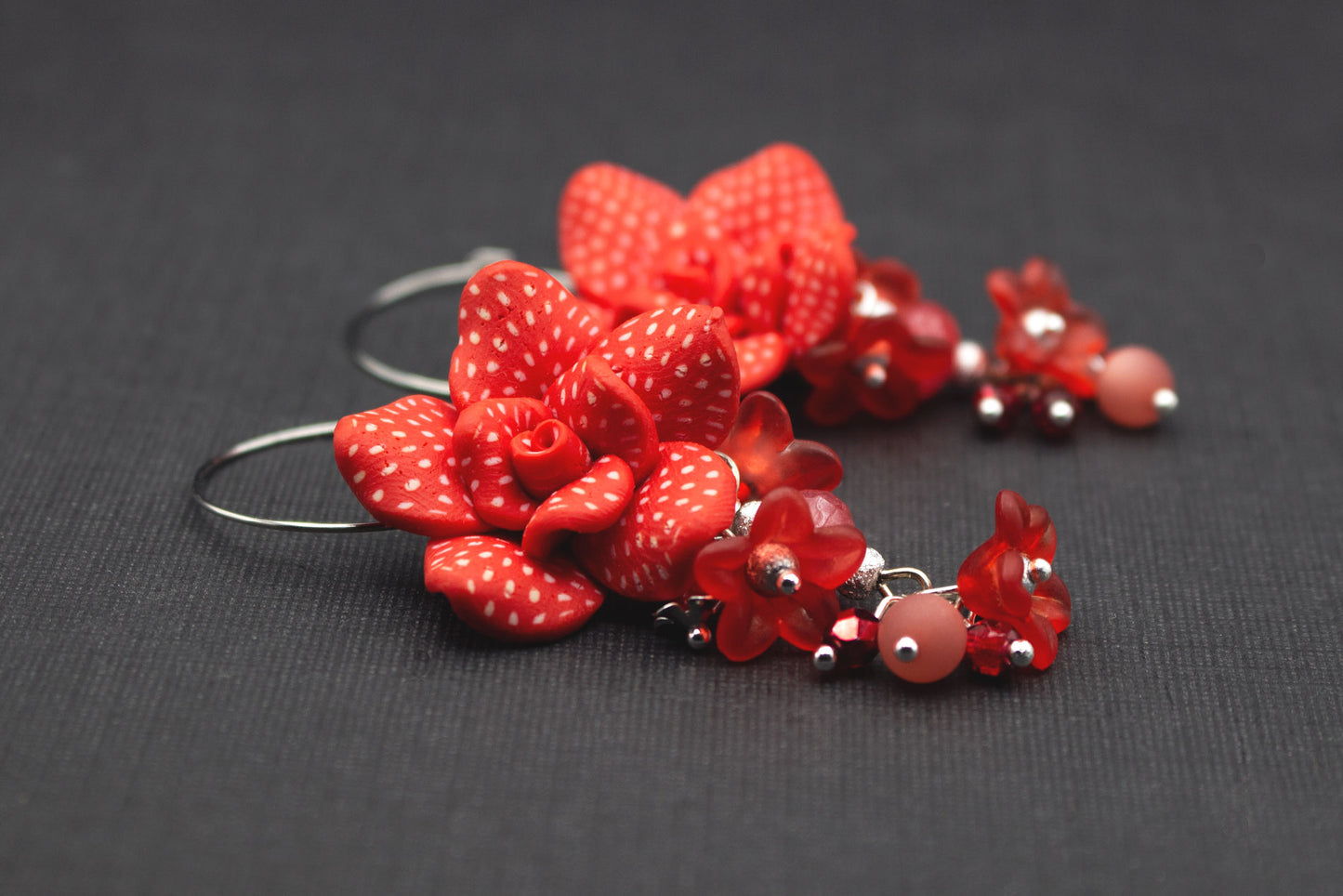 Rote Fimo-Blütenohrringe mit Acrylblüten und Glasperlen, silberfarbene Creolen