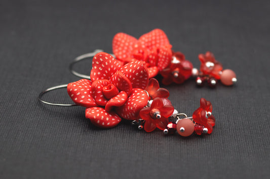 Rote Fimo-Blütenohrringe mit Acrylblüten und Glasperlen, silberfarbene Creolen