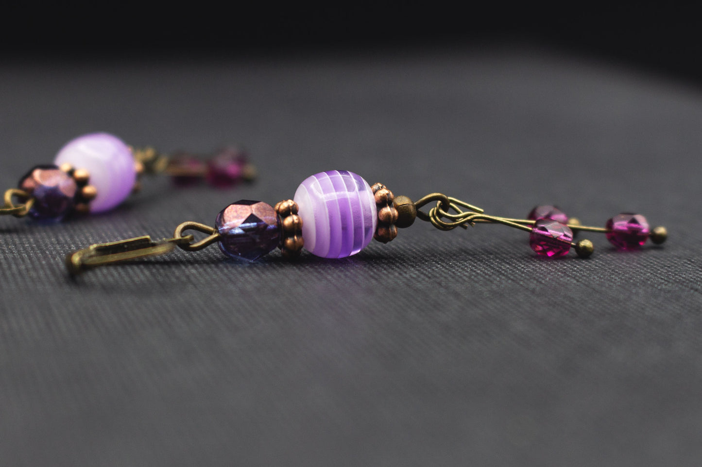 Detailansicht elegante Ohrringe mit Glasperlen in Lila-Weiß und violetten Perlen