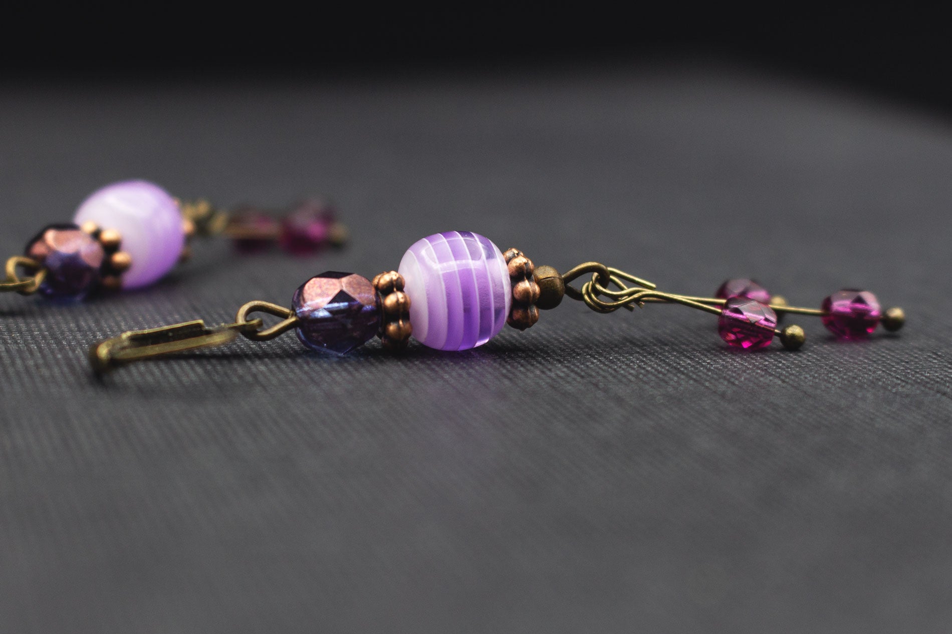 Detailansicht elegante Ohrringe mit Glasperlen in Lila-Weiß und violetten Perlen
