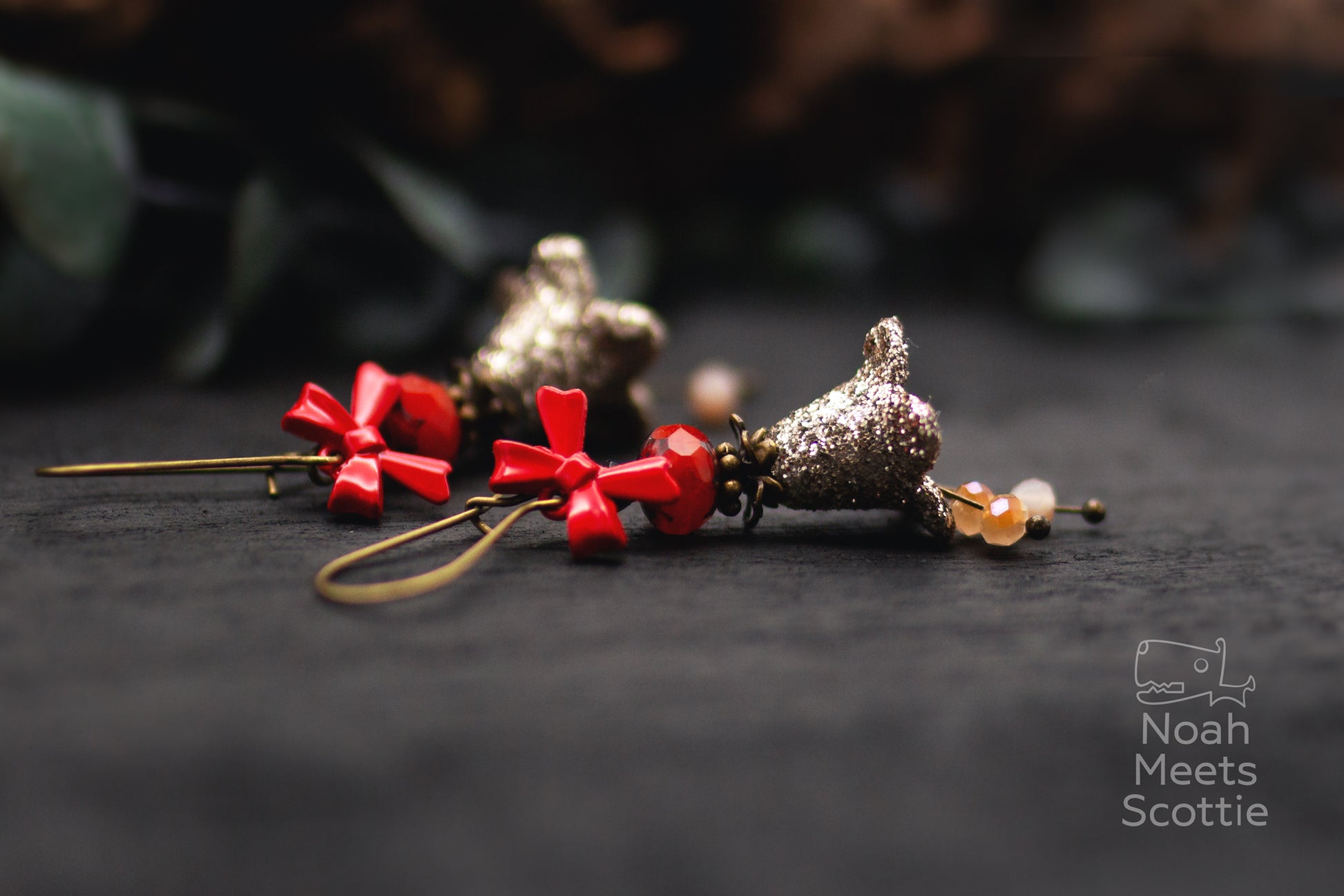 handgefertigte Ohrringe rot gold mit Schleife und Glitzer Details