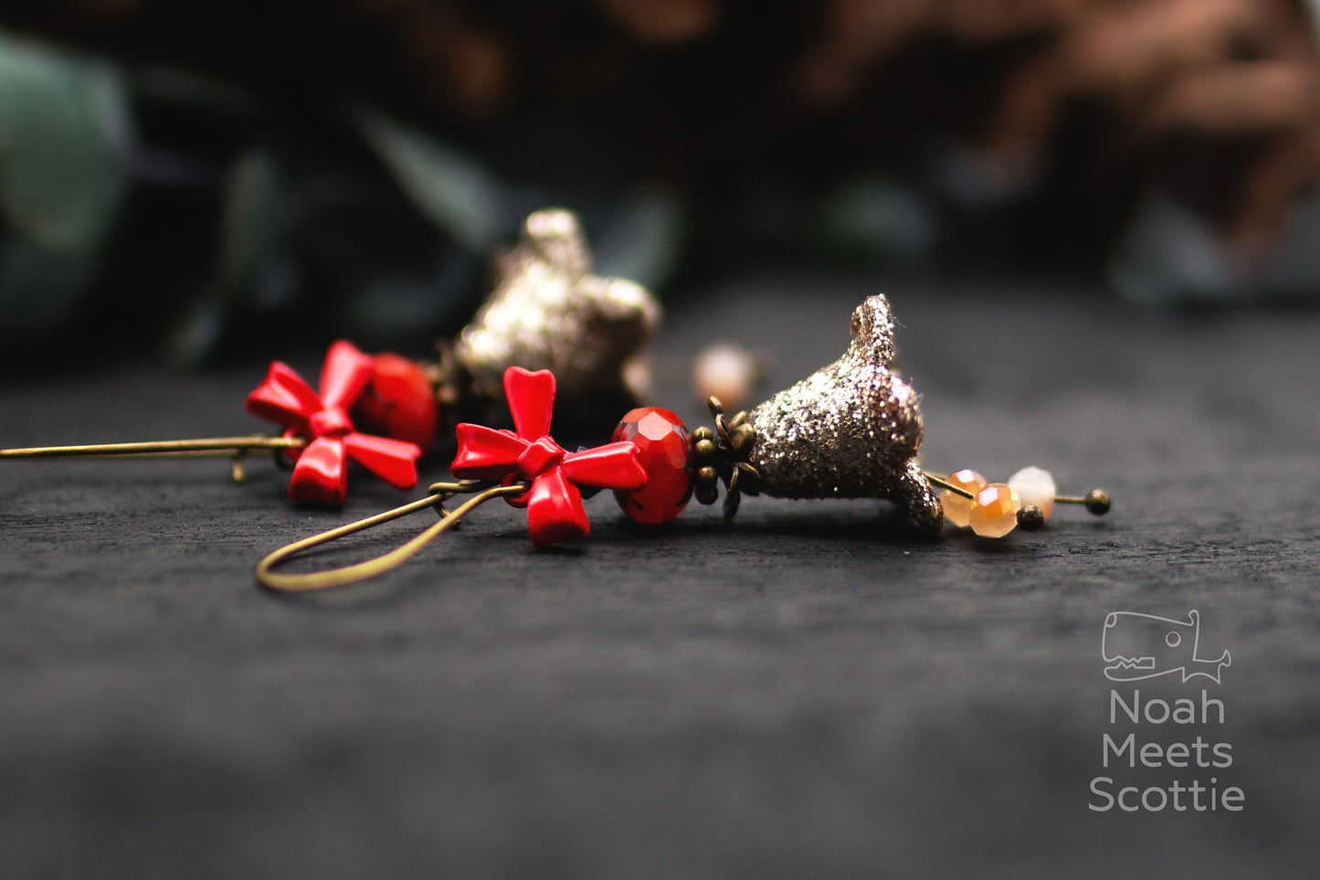 Glitzer Ohrringe rot gold mit Perlen und Schleifen Detail